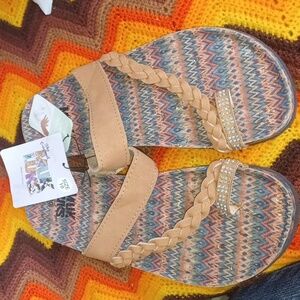 NWT MUK LUK Tan Glitter Rhinestone Boho Sandles Size 10, Memory Foam